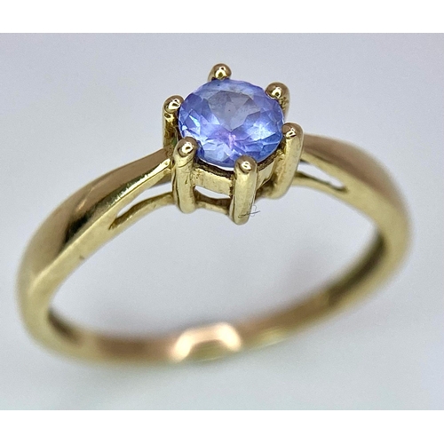 570 - 9K YELLOW GOLD IOLITE SOLITAIRE RING - 4MM IOLITE STONE - 1.3G TOTAL WEIGHT - SIZE K