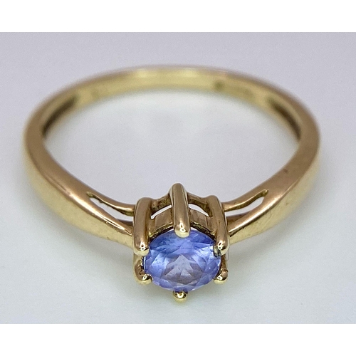 570 - 9K YELLOW GOLD IOLITE SOLITAIRE RING - 4MM IOLITE STONE - 1.3G TOTAL WEIGHT - SIZE K