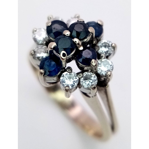 19 - A GORGEOUS 18K WHITE GOLD DIAMOND & SAPPHIRE CLUSTER RING IN FLORAL DESIGN, APPROX 0.30CT DIAMONDS A... 