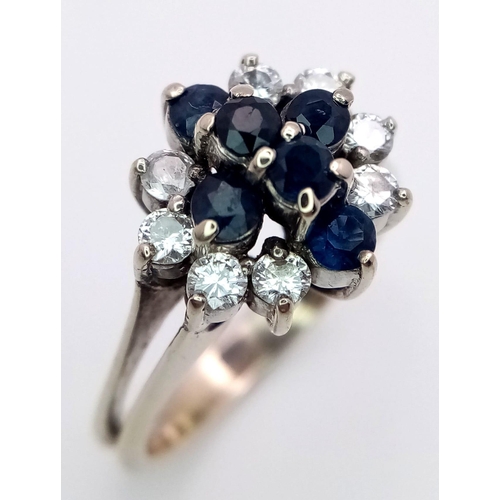 19 - A GORGEOUS 18K WHITE GOLD DIAMOND & SAPPHIRE CLUSTER RING IN FLORAL DESIGN, APPROX 0.30CT DIAMONDS A... 