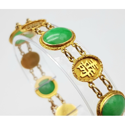 255 - A JADE AND 18K GOLD ANTIQUE BRACELET MADE IN HONG KONG IN THE EARLY 19TH CENTURY USING NATURAL JADE ... 