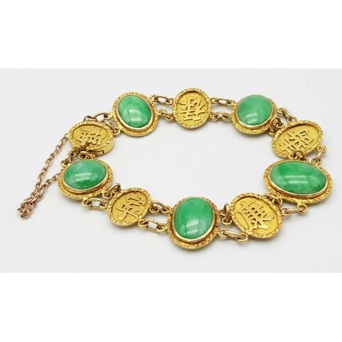 255 - A JADE AND 18K GOLD ANTIQUE BRACELET MADE IN HONG KONG IN THE EARLY 19TH CENTURY USING NATURAL JADE ... 