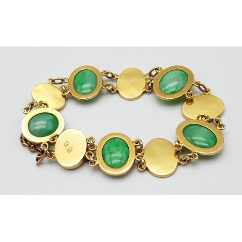 255 - A JADE AND 18K GOLD ANTIQUE BRACELET MADE IN HONG KONG IN THE EARLY 19TH CENTURY USING NATURAL JADE ... 