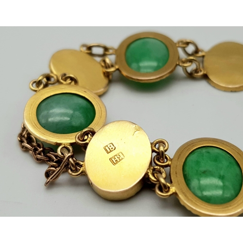 255 - A JADE AND 18K GOLD ANTIQUE BRACELET MADE IN HONG KONG IN THE EARLY 19TH CENTURY USING NATURAL JADE ... 