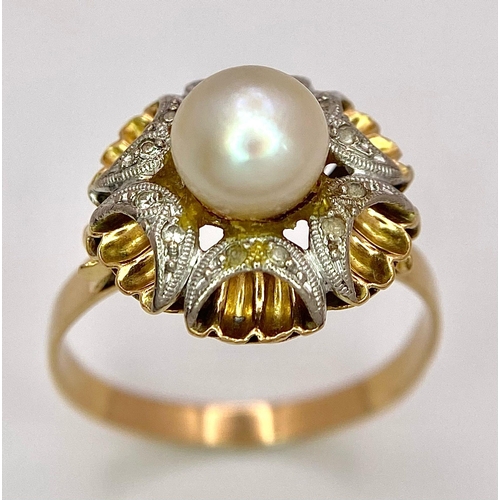 263 - A LOVELY VINTAGE 14K YELLOW GOLD (TESTED AS) PEARL AND CZ RING - 6MM PEARL CENTRE ON A HIGHLY ORNATE... 