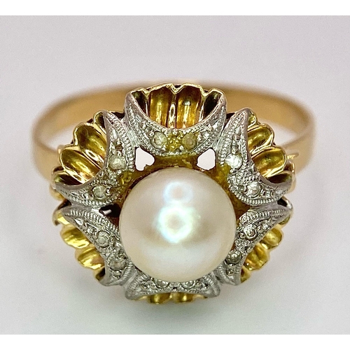 263 - A LOVELY VINTAGE 14K YELLOW GOLD (TESTED AS) PEARL AND CZ RING - 6MM PEARL CENTRE ON A HIGHLY ORNATE... 