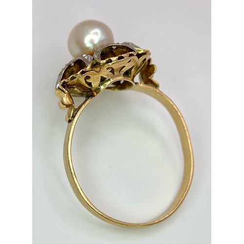 263 - A LOVELY VINTAGE 14K YELLOW GOLD (TESTED AS) PEARL AND CZ RING - 6MM PEARL CENTRE ON A HIGHLY ORNATE... 