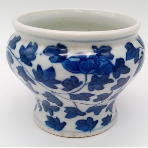 289 - AN 18TH CENTURY BLUE AND WHITE PORCELAIN SMALL POT WITH A 2mm CRACK ON THE BOTTOM .   8cms AT RIM AN... 