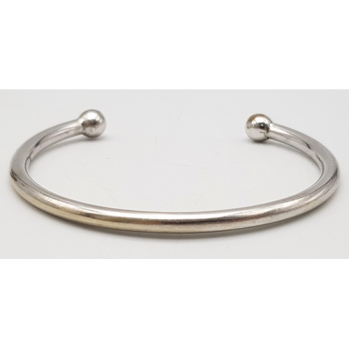 33 - A 9K WHITE GOLD TORQUE BANGLE 21.6G 

SC 4001