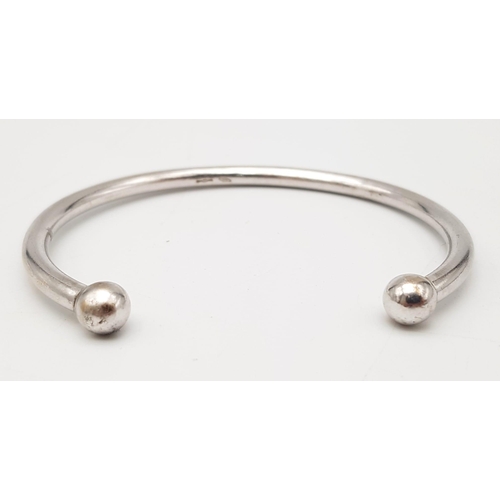 33 - A 9K WHITE GOLD TORQUE BANGLE 21.6G 

SC 4001