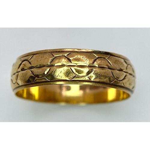 332 - A VINTAGE 9K YELLOW GOLD PATTERNED BAND RING- 2.4G TOTAL WEIGHT - SIZE R