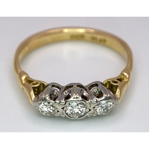 524 - A VINTAGE 18K YELLOW GOLD & PLATINUM 3 STONE SET DIAMOND RING, WEIGHT 2.3G SIZE I, APPROX 0.20CT DIA... 