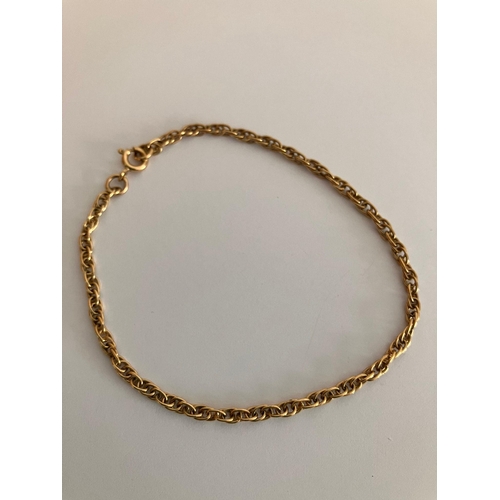 615 - 9 carat YELLOW GOLD FANCY CHAIN LINK BRACELET. 3.47 grams. 20 cm.