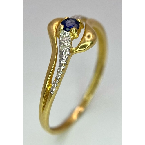 447 - A LOVELY 18K YELLOW GOLD DIAMOND & SAPPHIRE TWIST RING, WEIGHT 1.2G SIZE N, WEIGHT SC 4091