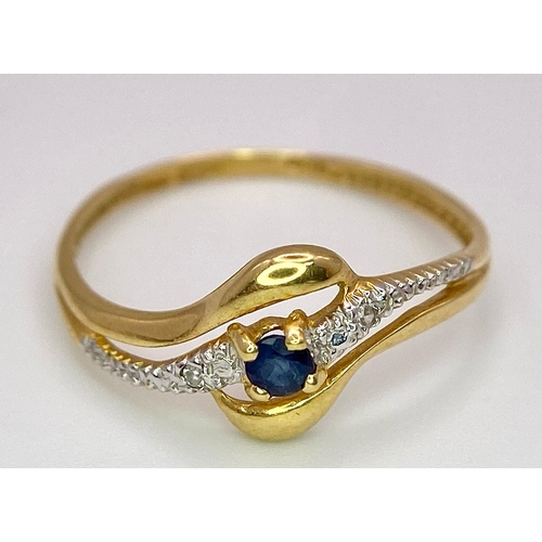 447 - A LOVELY 18K YELLOW GOLD DIAMOND & SAPPHIRE TWIST RING, WEIGHT 1.2G SIZE N, WEIGHT SC 4091