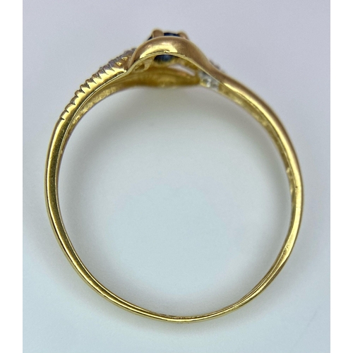 447 - A LOVELY 18K YELLOW GOLD DIAMOND & SAPPHIRE TWIST RING, WEIGHT 1.2G SIZE N, WEIGHT SC 4091