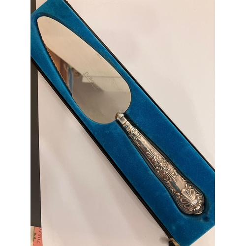 832 - Vintage SILVER HANDLED CAKE SLICE. Kings pattern. Hallmark for Harrison Bros, Sheffield 1975.