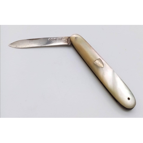 1432 - An antique sterling silver Mother of Pearl folding fruit knife. Full hallmarks Sheffield, 1930. Tota... 