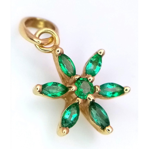 475 - A PRETTY 18K YELLOW GOLD GREEN STONE SET FLOWER PENDANT, WEIGHT 1.6G, REF SC 4103