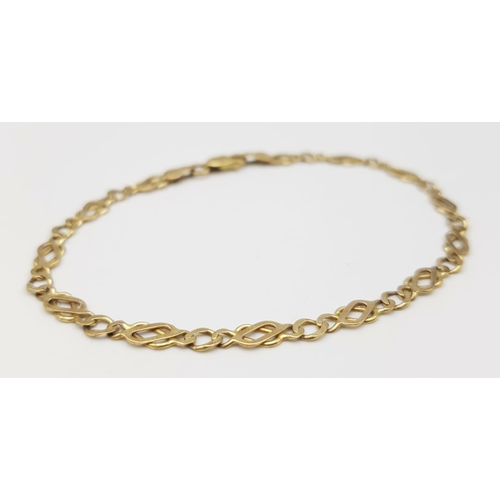 816 - A 9K Yellow Gold Intricate Flat-Link Bracelet. 18cm. 3.1g weight.