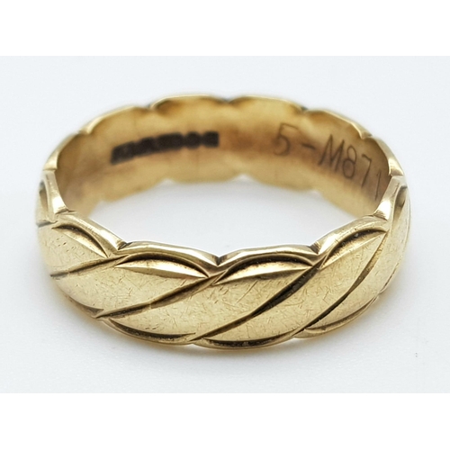 926 - A Vintage 9K Yellow Gold Band Ring. 4mm width. 2.35g weight. Full UK hallmarks.