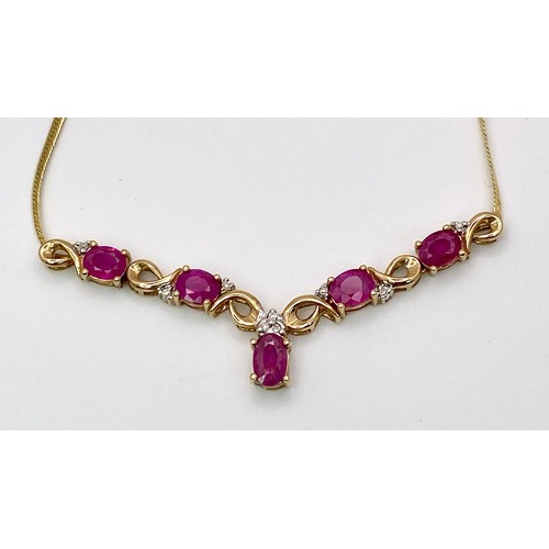 256 - A LOVELY 9K YELLOW GOLD RUBY AND DIAMOND FANCY NECKLACE - 3CT RUBY AND APPROX 0.04CT DIAMONDS - 4.5G... 