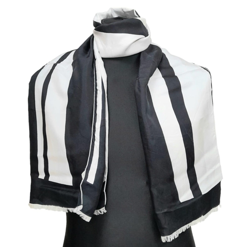 736 - A  Pierre Cardin Black and White Stripe Scarf. 153cm x 40cm. Please see photos for condition.

ref 1... 