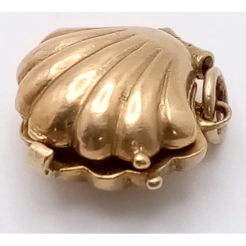 614 - A 9K YELLOW GOLD SHELL CHARM WHICH OPENS TO REVEAL THE PEARL INSIDE 2.5G , approx 17mm x 13mm

SC 40... 