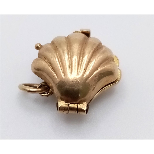 614 - A 9K YELLOW GOLD SHELL CHARM WHICH OPENS TO REVEAL THE PEARL INSIDE 2.5G , approx 17mm x 13mm

SC 40... 