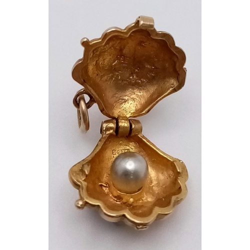 614 - A 9K YELLOW GOLD SHELL CHARM WHICH OPENS TO REVEAL THE PEARL INSIDE 2.5G , approx 17mm x 13mm

SC 40... 