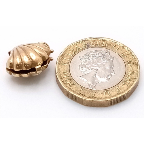 614 - A 9K YELLOW GOLD SHELL CHARM WHICH OPENS TO REVEAL THE PEARL INSIDE 2.5G , approx 17mm x 13mm

SC 40... 