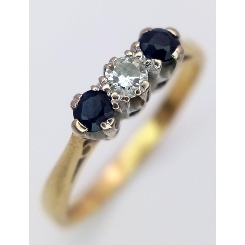 605 - A 18K YELLOW GOLD DIAMOND & SAPPHIRE 3 STONE RING 2.1G SIZE L

ref: A/S 1021