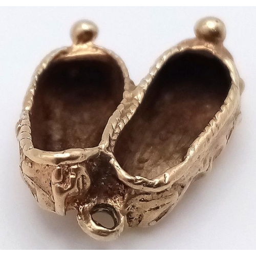 717 - A Pair of 9K Yellow Gold Slippers Pendant/Charm. 22mm. 3.1g weight.