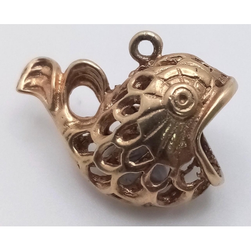 757 - A Vintage 9K Yellow Gold Wide Mouth Decorative Pierced Fish Pendant/Charm. 25mm. 3.1g weight.