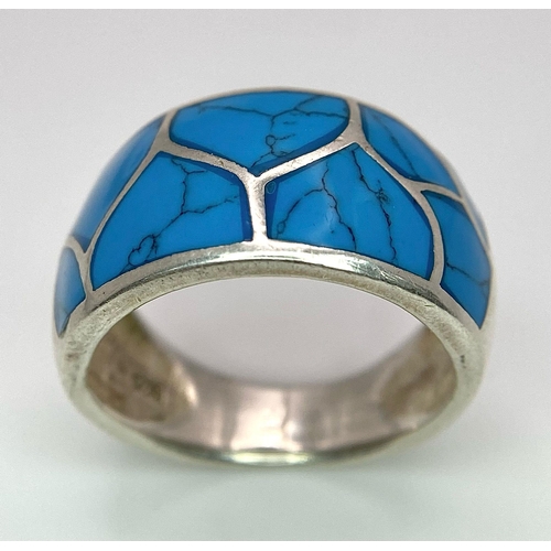 1042 - A LARGE STERLING SILVER AND TURQUOISE INLAY BAND RING, WEIGHT 6.4G, SIZE P	,REF SC 4127