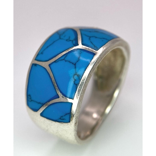 1042 - A LARGE STERLING SILVER AND TURQUOISE INLAY BAND RING, WEIGHT 6.4G, SIZE P	,REF SC 4127