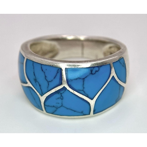 1042 - A LARGE STERLING SILVER AND TURQUOISE INLAY BAND RING, WEIGHT 6.4G, SIZE P	,REF SC 4127