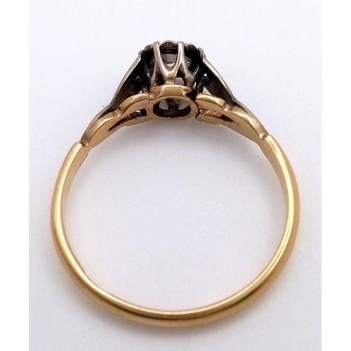 1072 - AN ANTIQUE 18K GOLD AND PLATINUM DIAMOND SOLITAIRE RING WITH .20ct OLD CUT DIAMOND .  1.8gms   size ... 