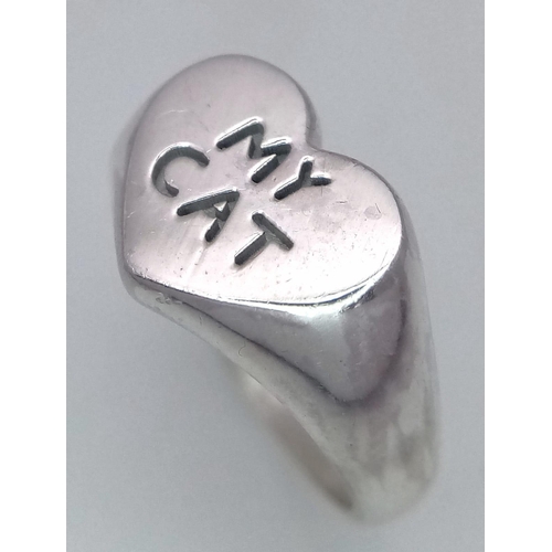 1084 - A STERLING SILVER HEART SIGNET RING, ENGRAVED WITH 'MY CAT', AND A SILHOUETTE OF A CAT ENGRAVED ON T... 