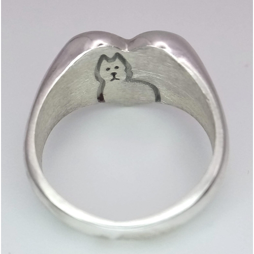 1084 - A STERLING SILVER HEART SIGNET RING, ENGRAVED WITH 'MY CAT', AND A SILHOUETTE OF A CAT ENGRAVED ON T... 