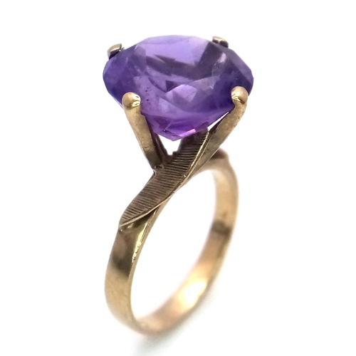 1255 - A Vintage 9K Yellow Gold Amethyst Ring. Large round cut amethyst in a raised setting. Size J. 3.62g ... 