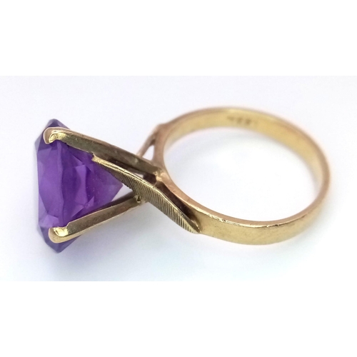 1255 - A Vintage 9K Yellow Gold Amethyst Ring. Large round cut amethyst in a raised setting. Size J. 3.62g ... 