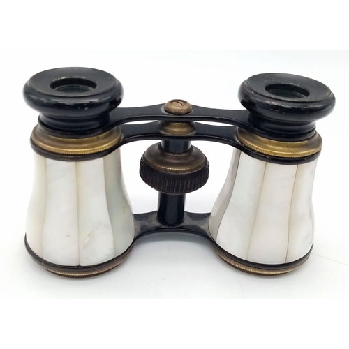 679 - A BEAUTIFUL ANTIQUE OPERA BINOCULARS WITH MOTHER OF PEARL INLAY WORKING ORDER GREAT CONDITION BELIEV... 