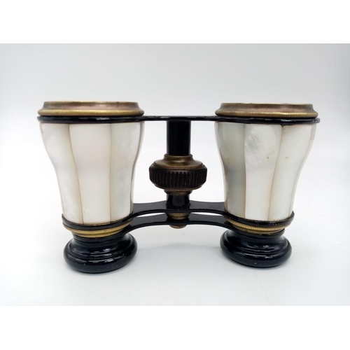 679 - A BEAUTIFUL ANTIQUE OPERA BINOCULARS WITH MOTHER OF PEARL INLAY WORKING ORDER GREAT CONDITION BELIEV... 