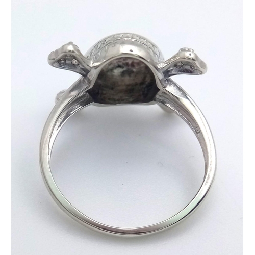 759 - A STERLING SILVER SKULL & CROSSBONES STONE SET RING 4.3G SIZE O

ref: 7403