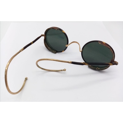 958 - A pair of Victorian spectacles in original case.