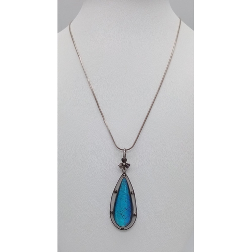 1005 - A vintage silver tear drop Labradorite pendant on silver chain. Total weight 6.25G. Total length 41c... 