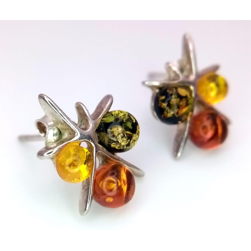 1097 - A Very Pretty Pair of 3 Colour Amber Set Sterling Silver Stud Earrings. 1.5cm Length. In Presentatio... 