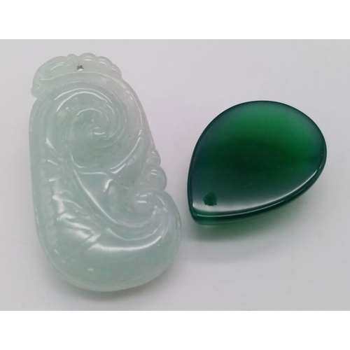 953 - 2 X JADE PENDANT & GREEN STONE PENDANT. Total weight: 12.7g

A/S 1005