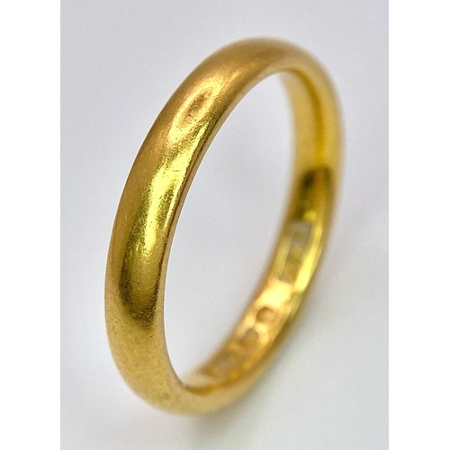 1207 - A 22K GOLD BAND RING .   4.2gms   size L